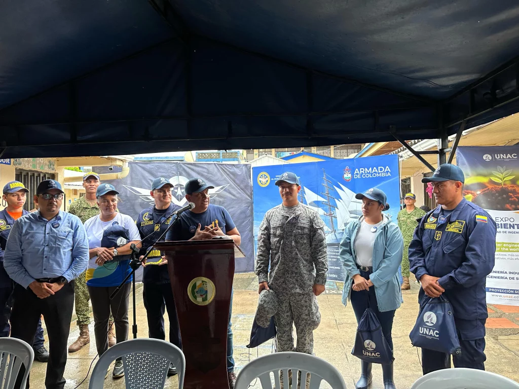 Washigton Ortega jefe de sostenibilidad junto a los integrantes de la armada quienes apoyaron el expounac