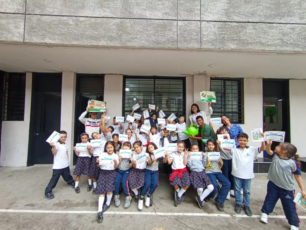 niños y niñas del colegio adventista simon bolivar con su certificacion sobre los ods impartido por estudiantes de contaduria publica e ingenieria industrial UNAC