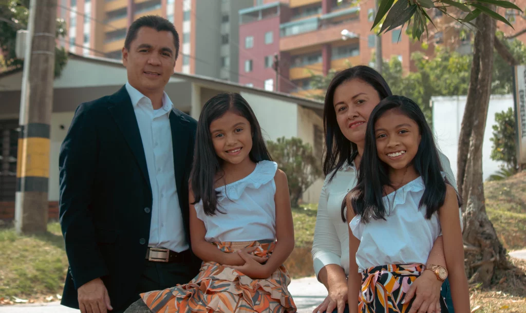 El nuevo vicerrector de bienestar universitario Samuel Delgado junto a su familia
