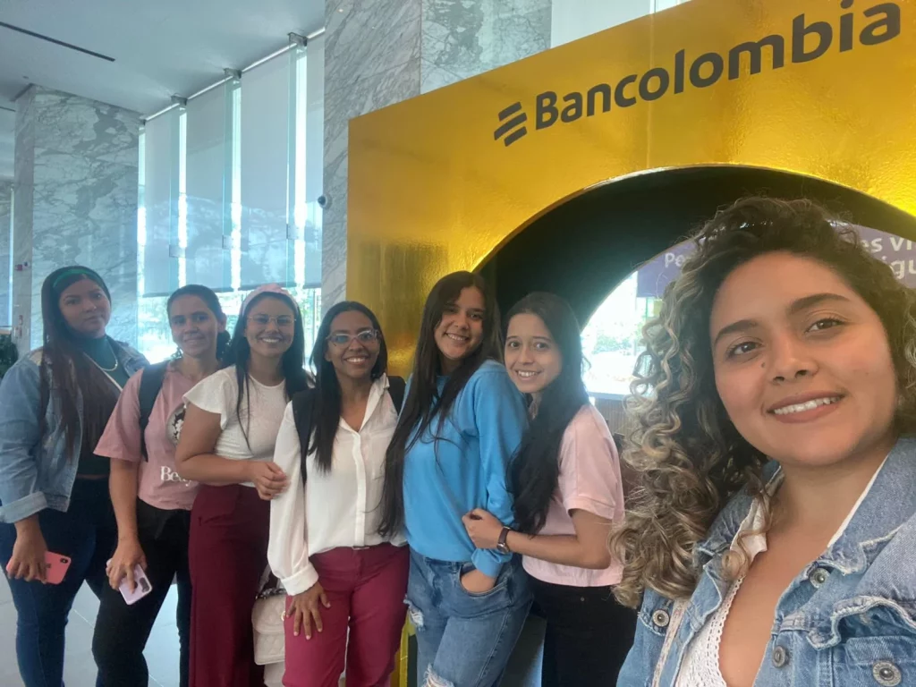 Estudiantes de contaduría y administracion de la facultad de administración de la UNAC visitan Bancolombia por el Open House 2024 Bancolombia