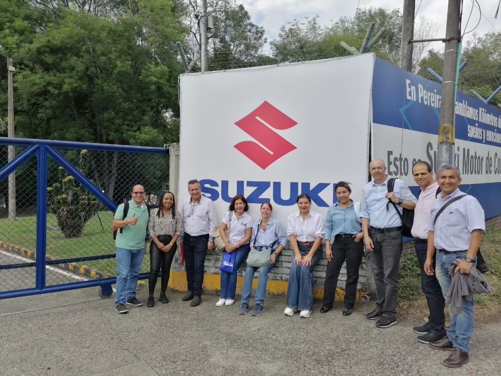 Coordinadores del programa de ingenieria industrial de diferentes universidades visitando suzuki tras la reunion de redin