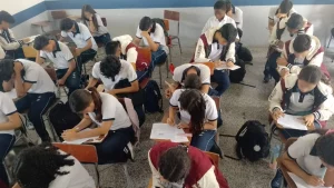 Estudiantes de colegios adventista realizando la prueba propuesta por investigacion de la UNAC para mejorar los resultados en las pruebas estatales