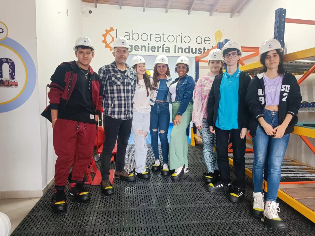 Estudiantes de la UNAC y el Politecnico gran colombiano dentro del laboratorio de ingenieria industrial de la unac en las 8 Jornadas Lúdicas Internacionales