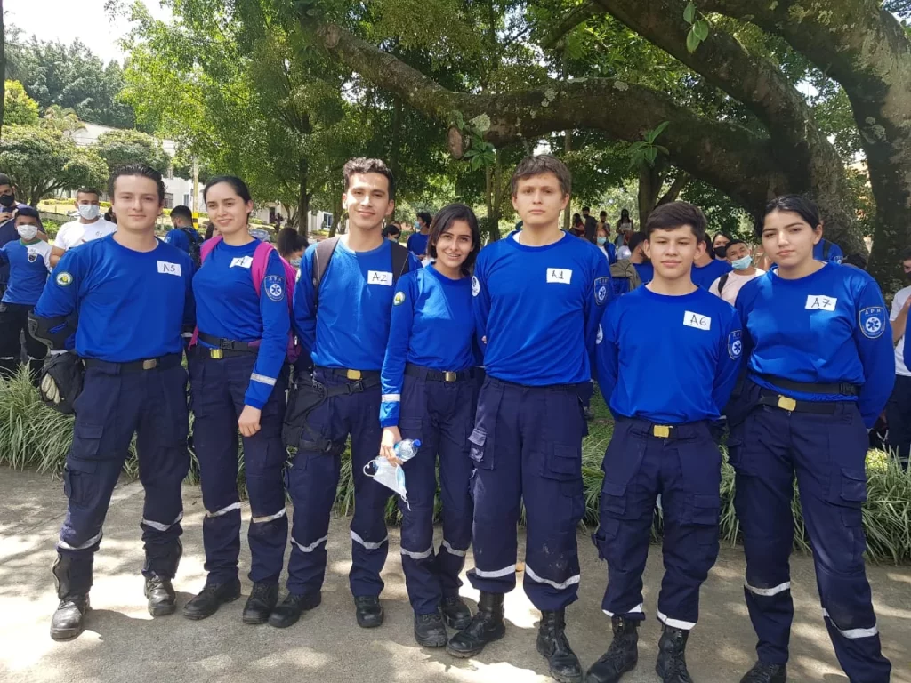 estudiantes de la tecnologia en atencion prehospitalaria en bucaramanga visitando la unac con sede en medellin