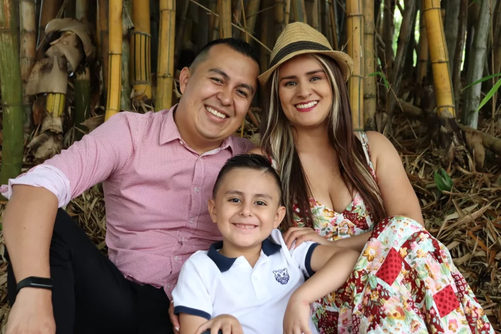 Gabriel Torres egresado de contaduria publica junto a su esposa Lizeth Castillo quienes estudiaron en la UNAC y ahora tienen un hijo